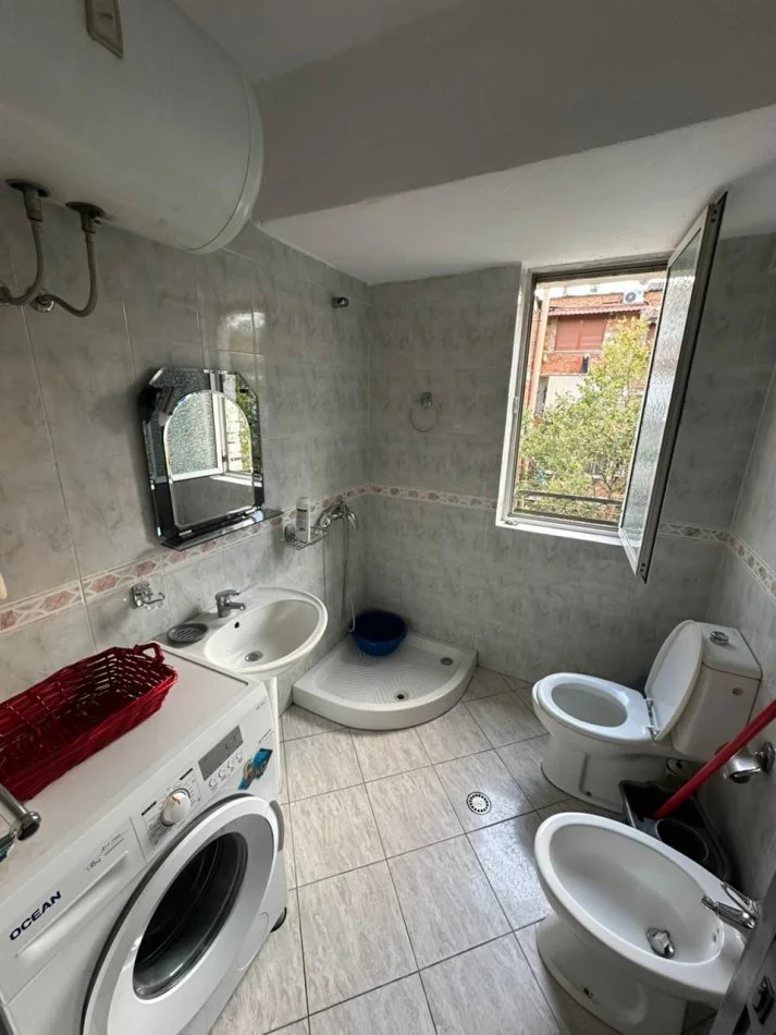Tirane, jap me qera apartament 2+1 Kati 4, 65 m² 400 € (Rruga Kongresi i Manastirit, mrapa gjimnazit Cajup)
