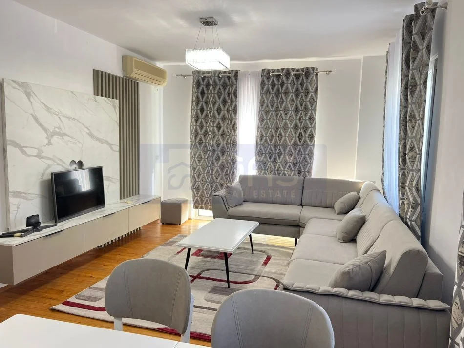 Tirane, jepet me qera apartament 2+1+Aneks+Ballkon Kati 3, 102 m² 500 € (Fresk , Tek shkolla.)