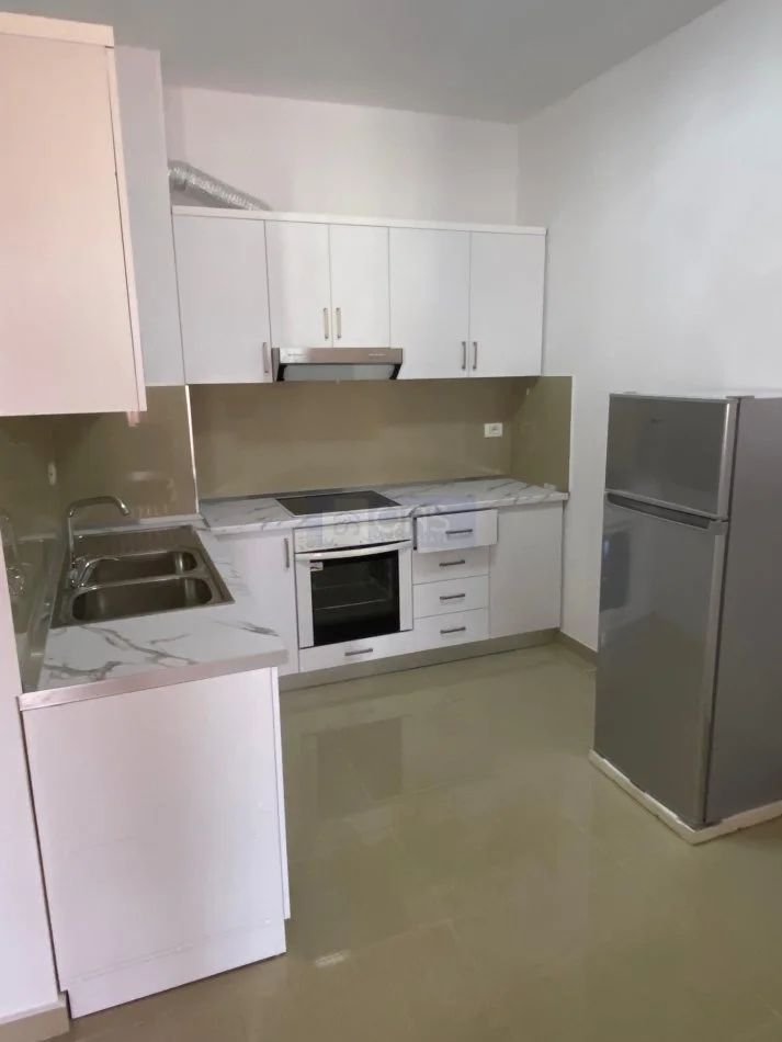 Tirane, jepet me qera apartament 1+1+Aneks+Ballkon Kati 8, 72 m² 400 € (Astir tek pallatet fratari)