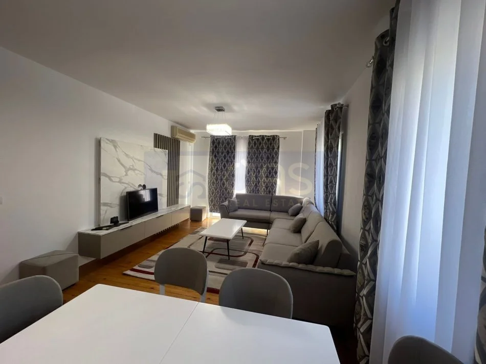 Tirane, jepet me qera apartament 2+1+Aneks+Ballkon Kati 3, 102 m² 500 € (Fresk , Tek shkolla.)
