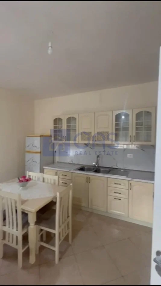 Tirane, jepet me qera apartament 2+1+Aneks+Ballkon Kati 2, 120 m² 300 € (Prane Diges se Liqenit)