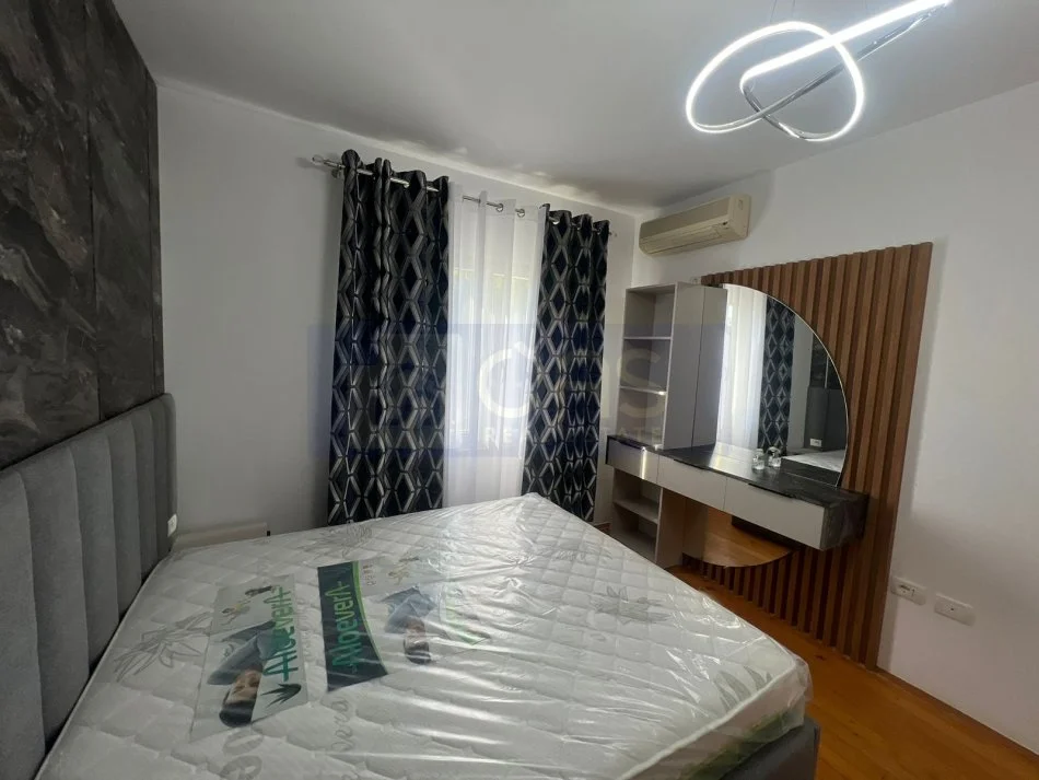 Tirane, jepet me qera apartament 2+1+Aneks+Ballkon Kati 3, 102 m² 500 € (Fresk , Tek shkolla.)