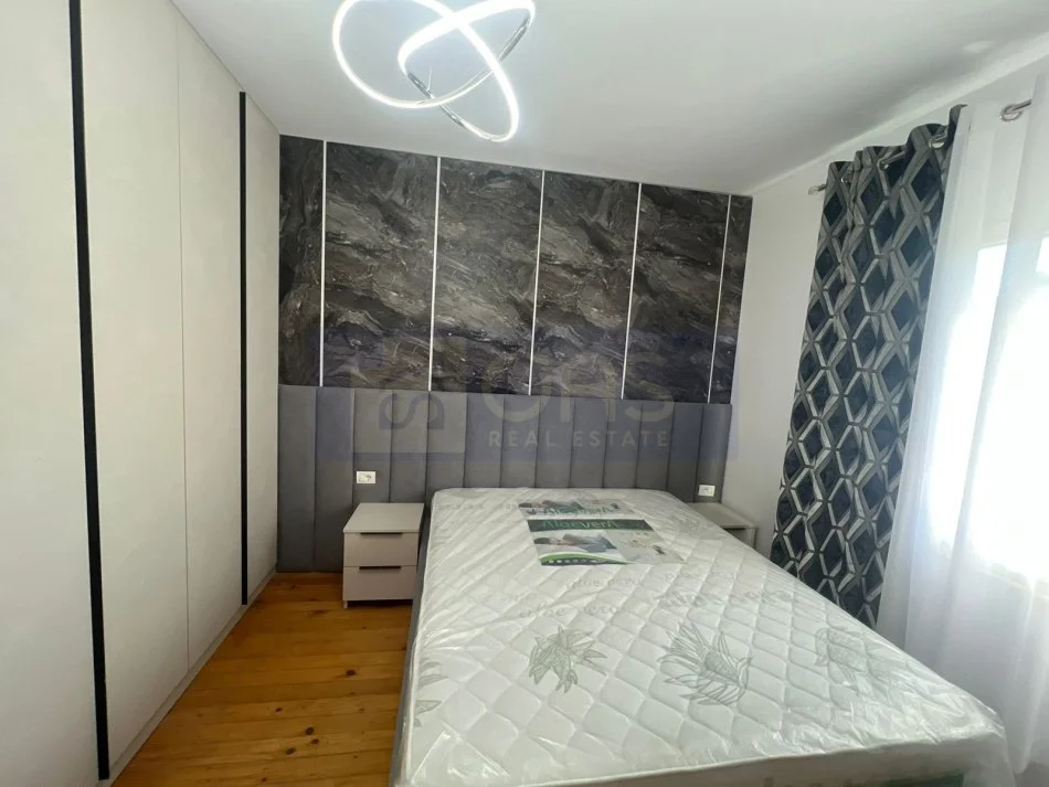 Tirane, jepet me qera apartament 2+1+Aneks+Ballkon Kati 3, 102 m² 500 € (Fresk , Tek shkolla.)