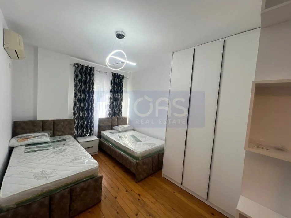 Tirane, jepet me qera apartament 2+1+Aneks+Ballkon Kati 3, 102 m² 500 € (Fresk , Tek shkolla.)