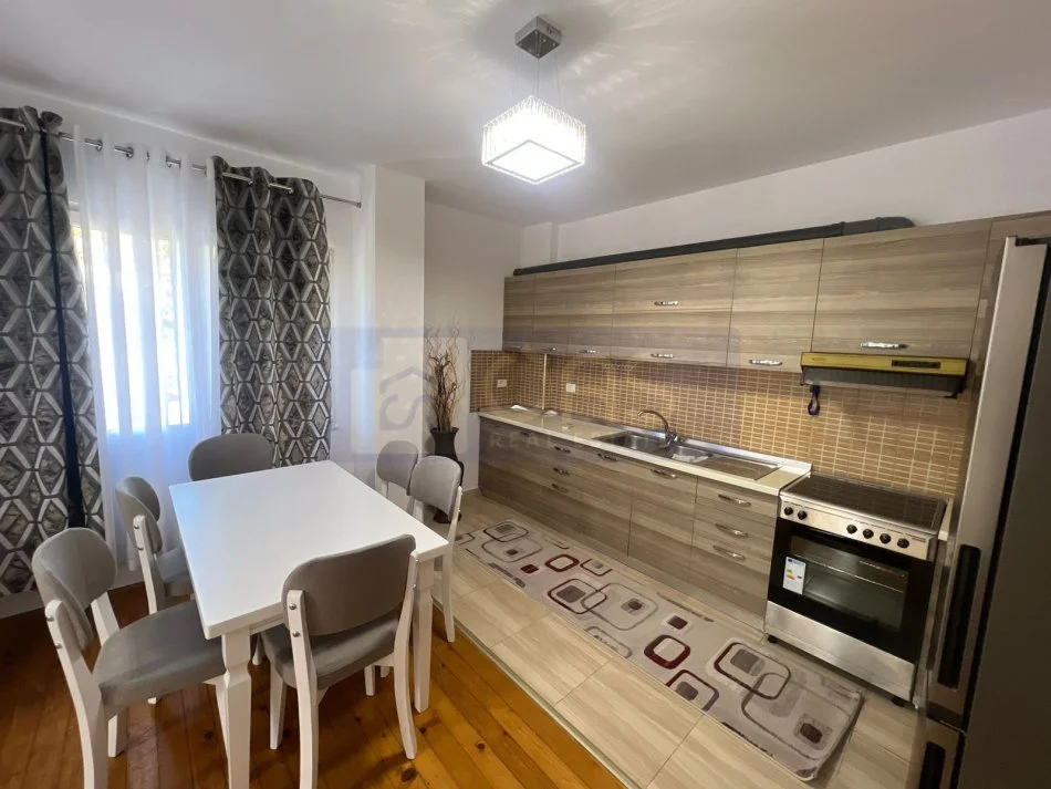 Tirane, jepet me qera apartament 2+1+Aneks+Ballkon Kati 3, 102 m² 500 € (Fresk , Tek shkolla.)