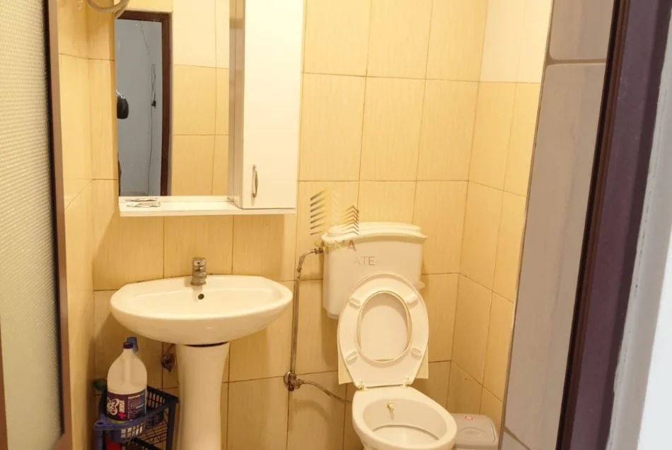 Tirane, jepet me qera apartament 1+1 Kati 1, 60 m² 250 € (Shkoze)