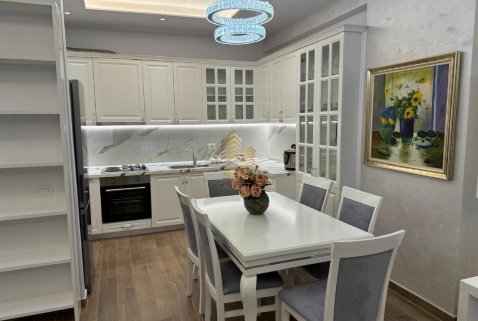 Tirane, jepet me qera apartament 2+1+Ballkon Kati 4, 107 m² 600 € (Rruga Bedri Karapici)