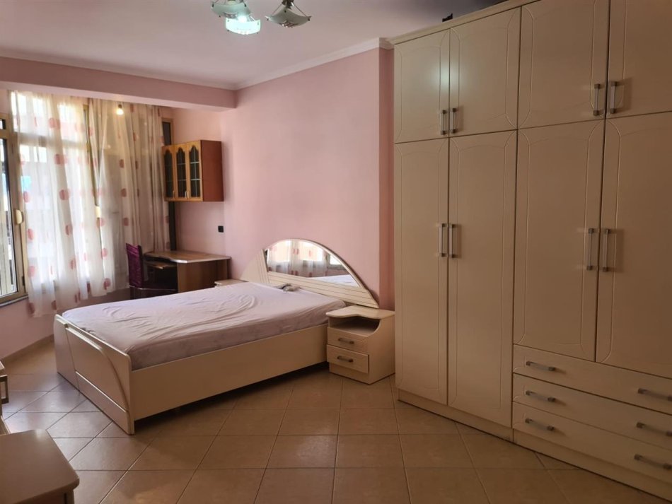 Tirane, jepet me qera apartament 2+1+Ballkon Kati 4, 100 m² 450 € (rruga Sabri Preveza)