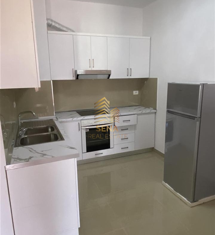 Tirane, jepet me qera apartament 1+1+Ballkon Kati 8, 72 m² 400 € (Prane Pallateve Fratari)