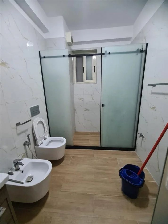 Tirane, jepet me qera apartament 2+1+Ballkon Kati 4, 100 m² 450 € (rruga Sabri Preveza)