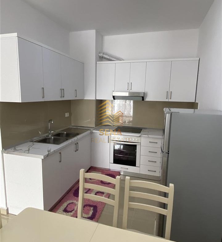 Tirane, jepet me qera apartament 1+1+Ballkon Kati 8, 72 m² 400 € (Prane Pallateve Fratari)