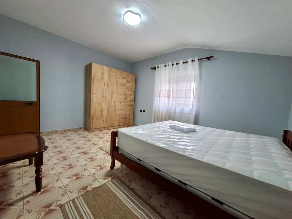 Jepet Me Qira: Kt.4 i një Vile  2+1 & 1 Bllk & Post Parkimi  (📍 Laprakë - Rr. Azem Galica ) Hera e parë me Qera ✨️ 40,000 Leke / Muaj 🔥