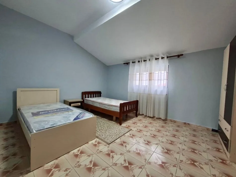 Jepet Me Qira: Kt.4 i një Vile  2+1 & 1 Bllk & Post Parkimi  (📍 Laprakë - Rr. Azem Galica ) Hera e parë me Qera ✨️ 40,000 Leke / Muaj 🔥