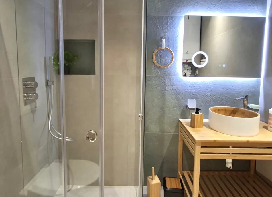 - Jepet Me Qira : Luxury Apt. 1+1+ & 1 Bllk  (📍Liqeni Artificial / Pavarotti  ) ✨️ Hera e parë me qera / 100% e re  🔥🔥  90,000 Lekë / Muaji 💶💶