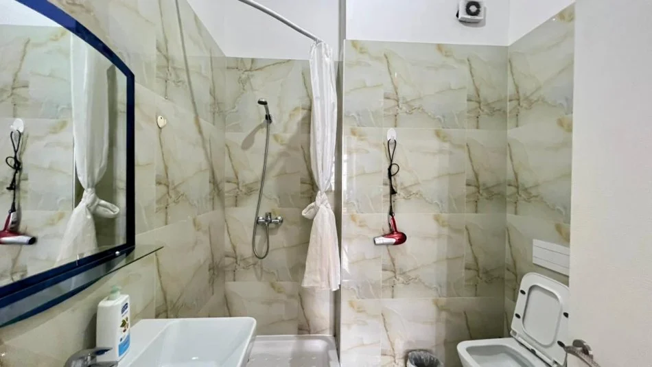 Me Qera : 2+1+2wc📍Zogu i Zi (Ring Center) - Pallat i Ri - 650€-  S.110m² || Shume prane rrethrrotullimit🔥