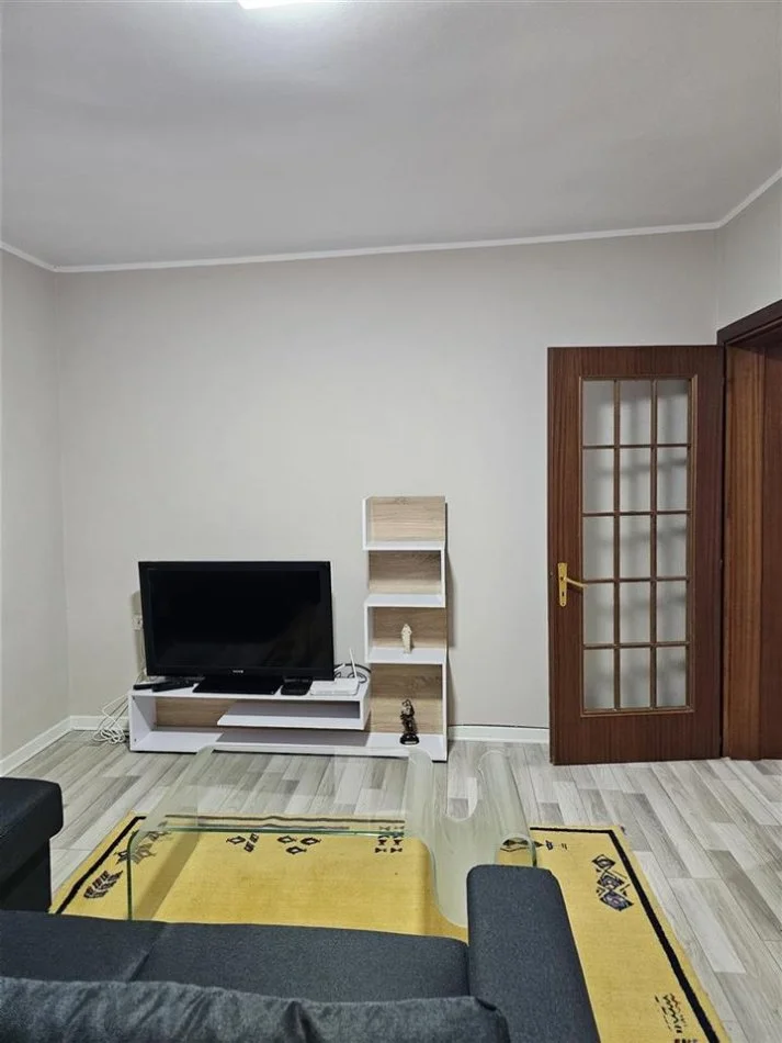 Tirane, jepet me qera apartament 2+1 Kati 5, 70 m² 500 € (Myslym Shyr)