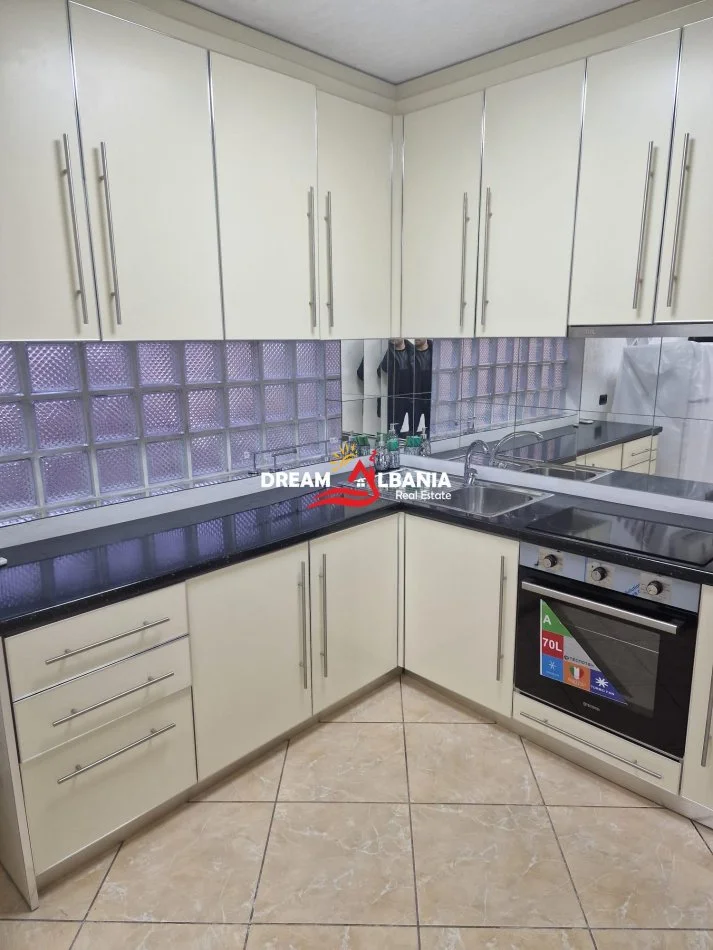 Tirane, jepet me qera apartament 3+1 Kati 1, 130 m² 1.100 € (te 21 Dhjetori prane Konvikteve te Inxhinierise)