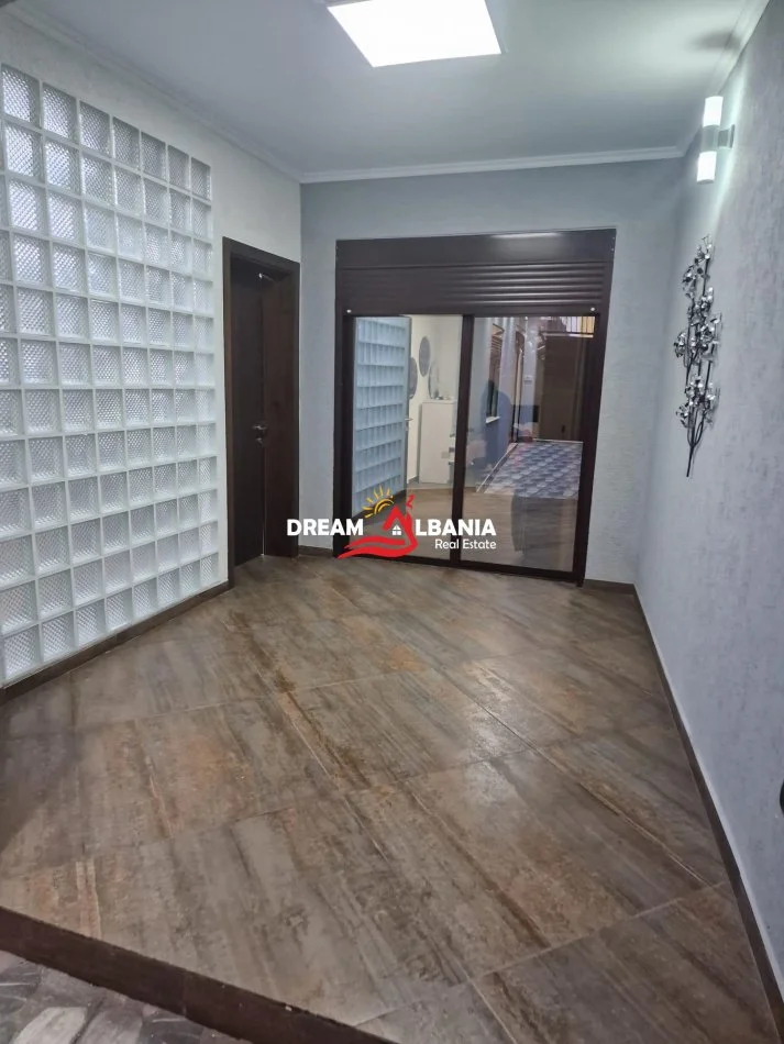 Tirane, jepet me qera apartament 3+1 Kati 1, 130 m² 1.100 € (te 21 Dhjetori prane Konvikteve te Inxhinierise)