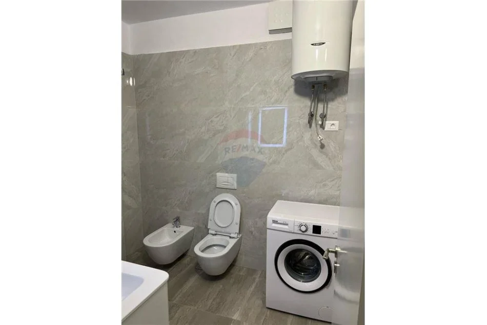 Tirane, jepet me qera apartament 1+1+Ballkon Kati 4, 75 m² 600 € (Selvia)