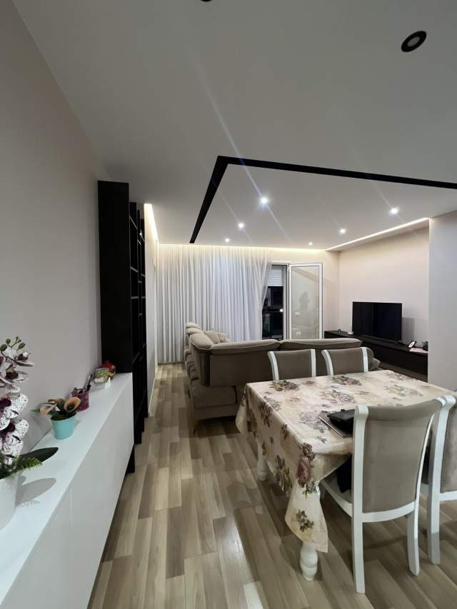 Tirane, jepet me qera apartament duplex 3+1 Kati 5, 107 m² 600 Euro (UNAZA E RE)