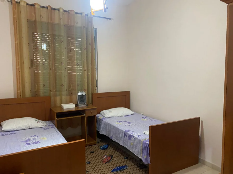 Tirane, jepet me qera apartament 2+1+Ballkon Kati 0, 114 m² 400 € (ne fund te Bulevardit te ri Tirane.)