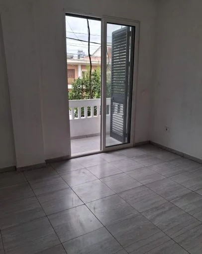 Tirane, jepet me qera apartament 2+1+Ballkon Kati 2, 120 m² 500 € (Rruga Njazi Meka)