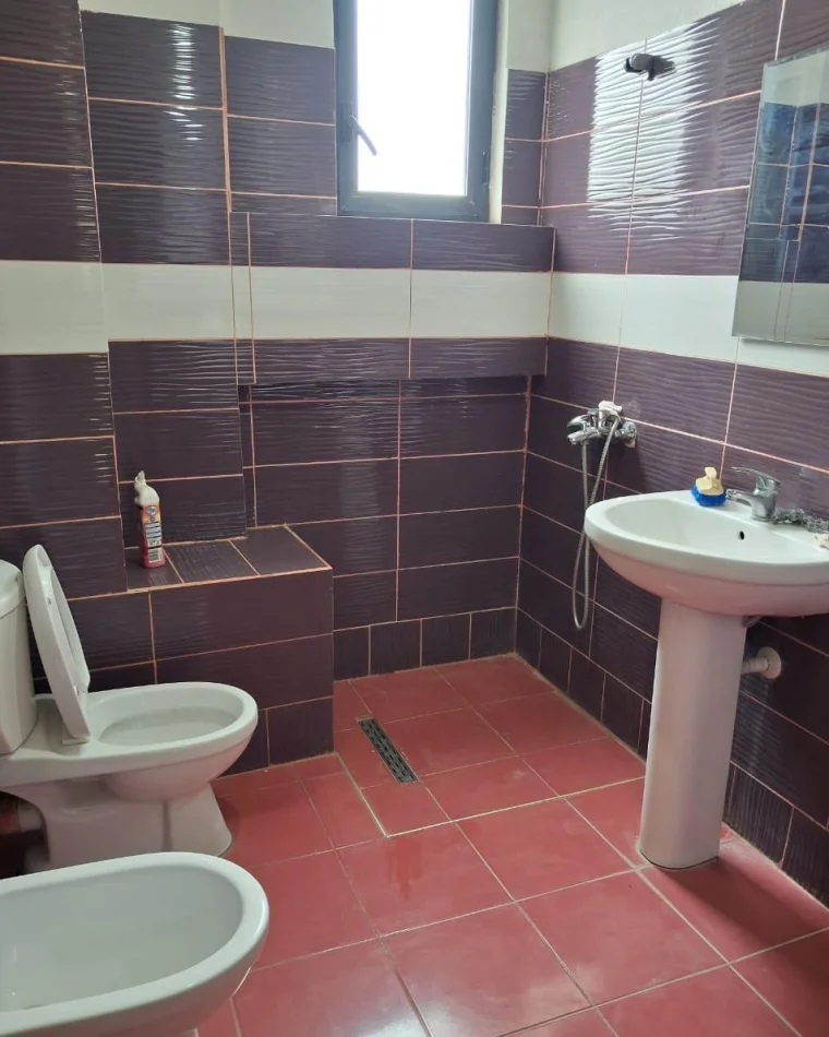 Tirane, jepet me qera apartament 2+1+Ballkon Kati 2, 120 m² 450 € (Rruga Njazi Meka, prane Big Market Allias)