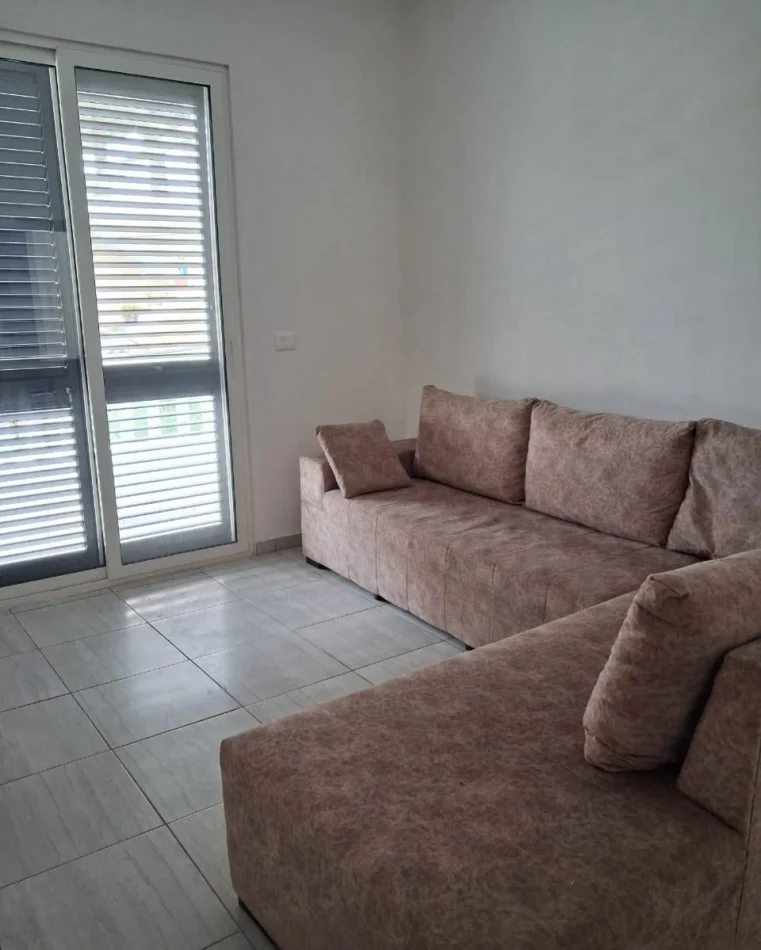 Tirane, jepet me qera apartament 2+1+Ballkon Kati 2, 120 m² 450 € (Rruga Njazi Meka, prane Big Market Allias)