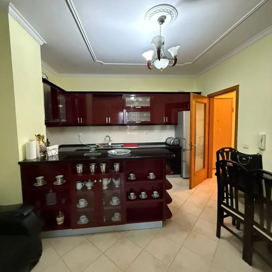 Tirane, jepet me qera apartament 2+1 Kati 4, 600 €