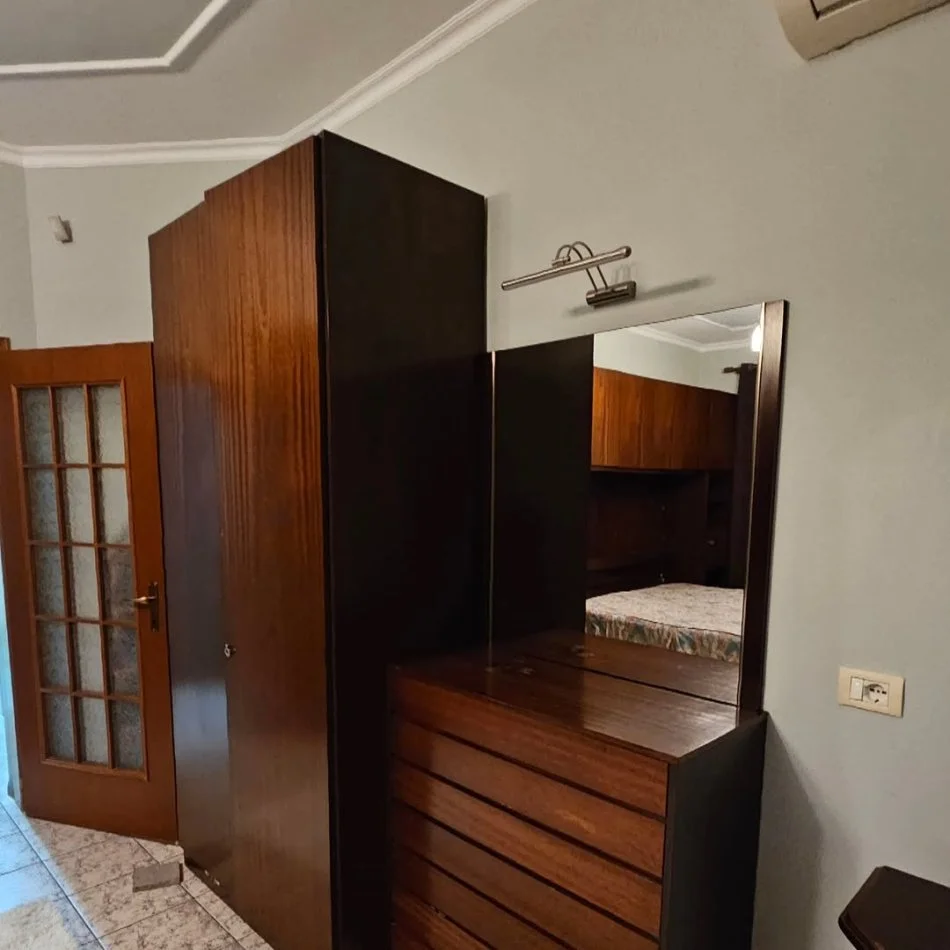 Tirane, jepet me qera Vile 3+1 Kati 2, 800 € (tregu elektrik)