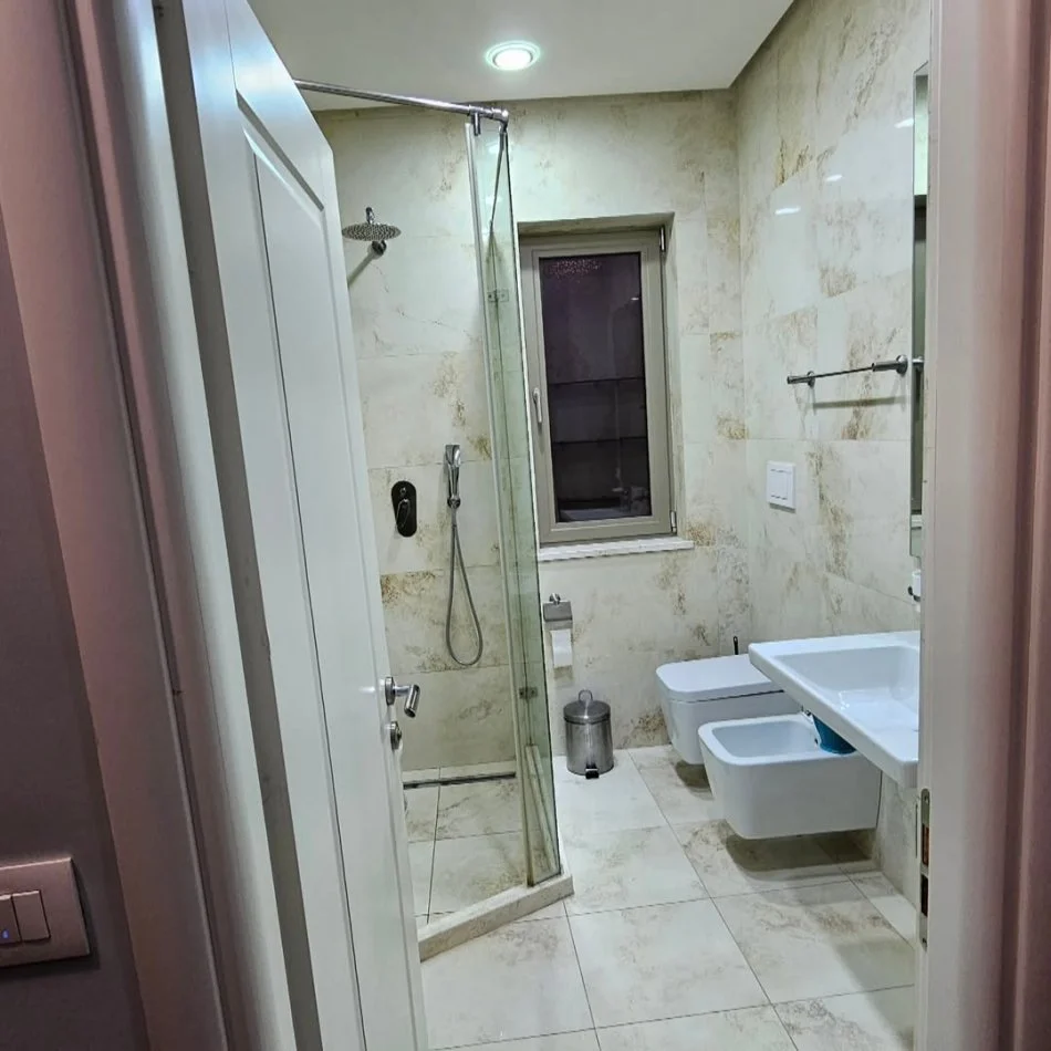 Tirane, jepet me qera Vile 3+1 Kati 2, 800 € (tregu elektrik)