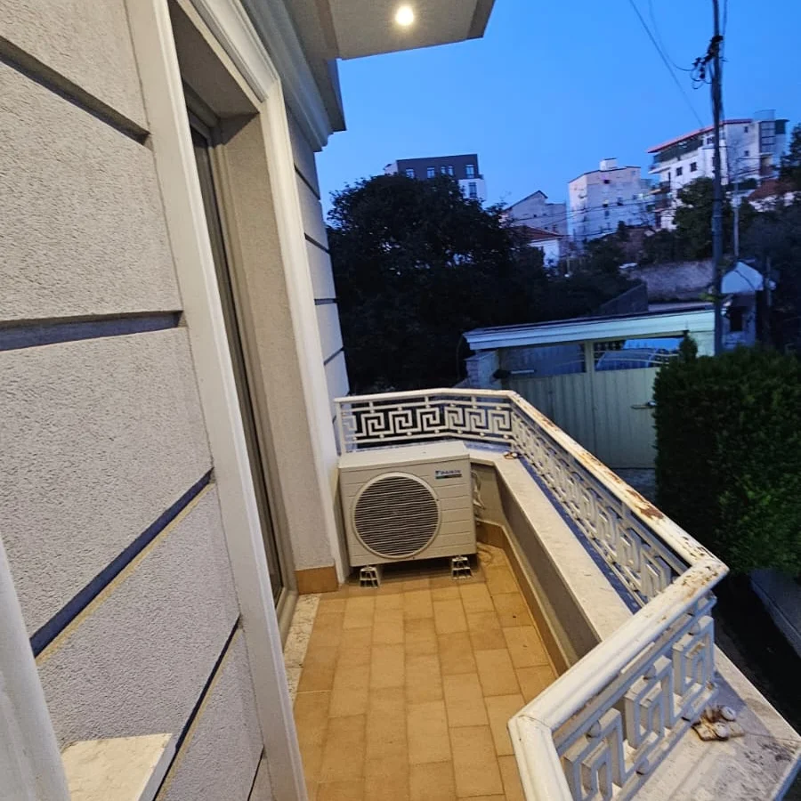 Tirane, jepet me qera Vile 3+1+Aneks+Ballkon Kati 2, 120 m² 800 € (TREGU ELEKTRIK)