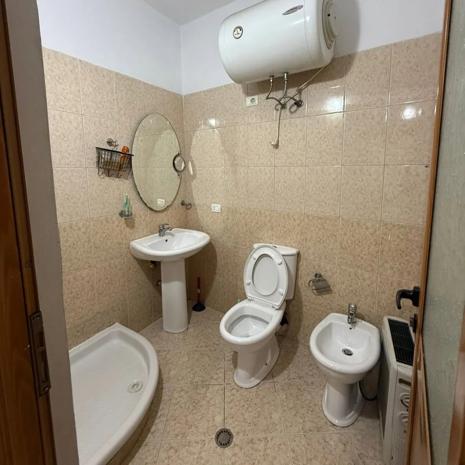 Tirane, jepet me qera apartament 2+1 Kati 4, 600 €