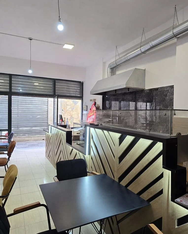 Tirane, jepet me qera bar-resorant Kati 0, 50 m² 1.000 € 