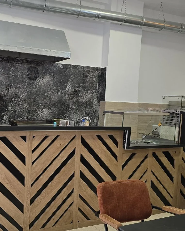 Tirane, jepet me qera bar-resorant Kati 0, 50 m² 1.000 € 