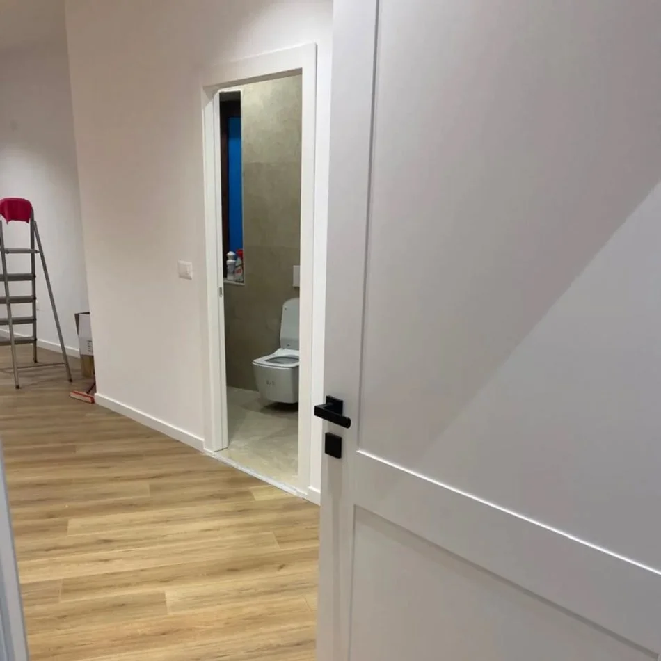 Tirane, jepet me qera dyqan Kati 1, 80 m² 630 € (Astir , perball viles L)