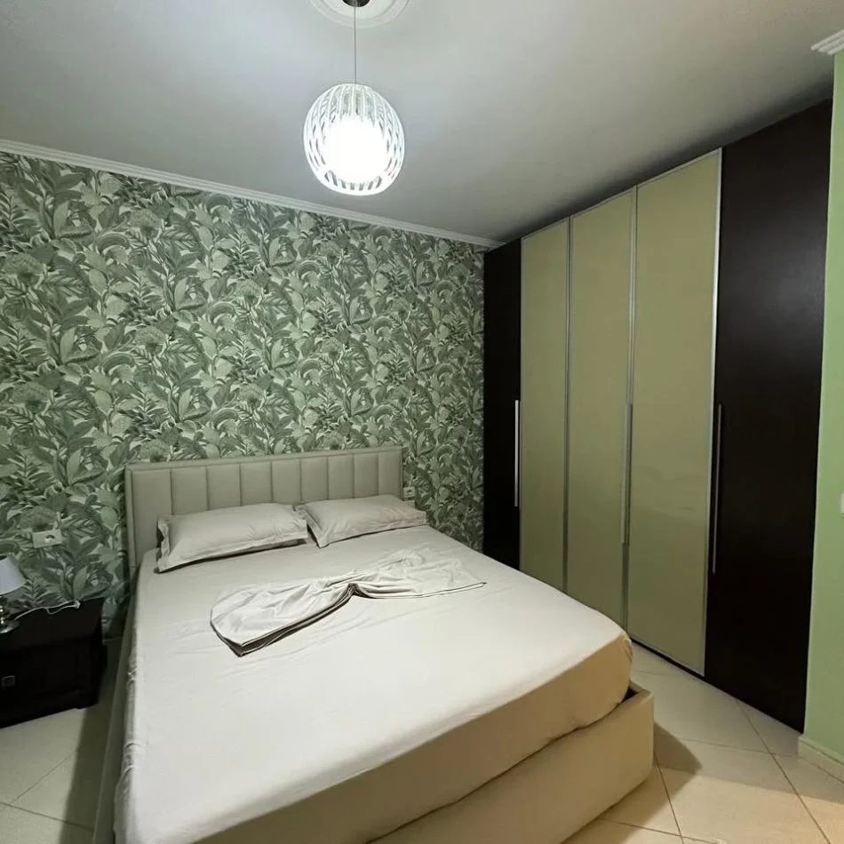 Tirane, jepet me qera apartament 2+1 , (air albania)