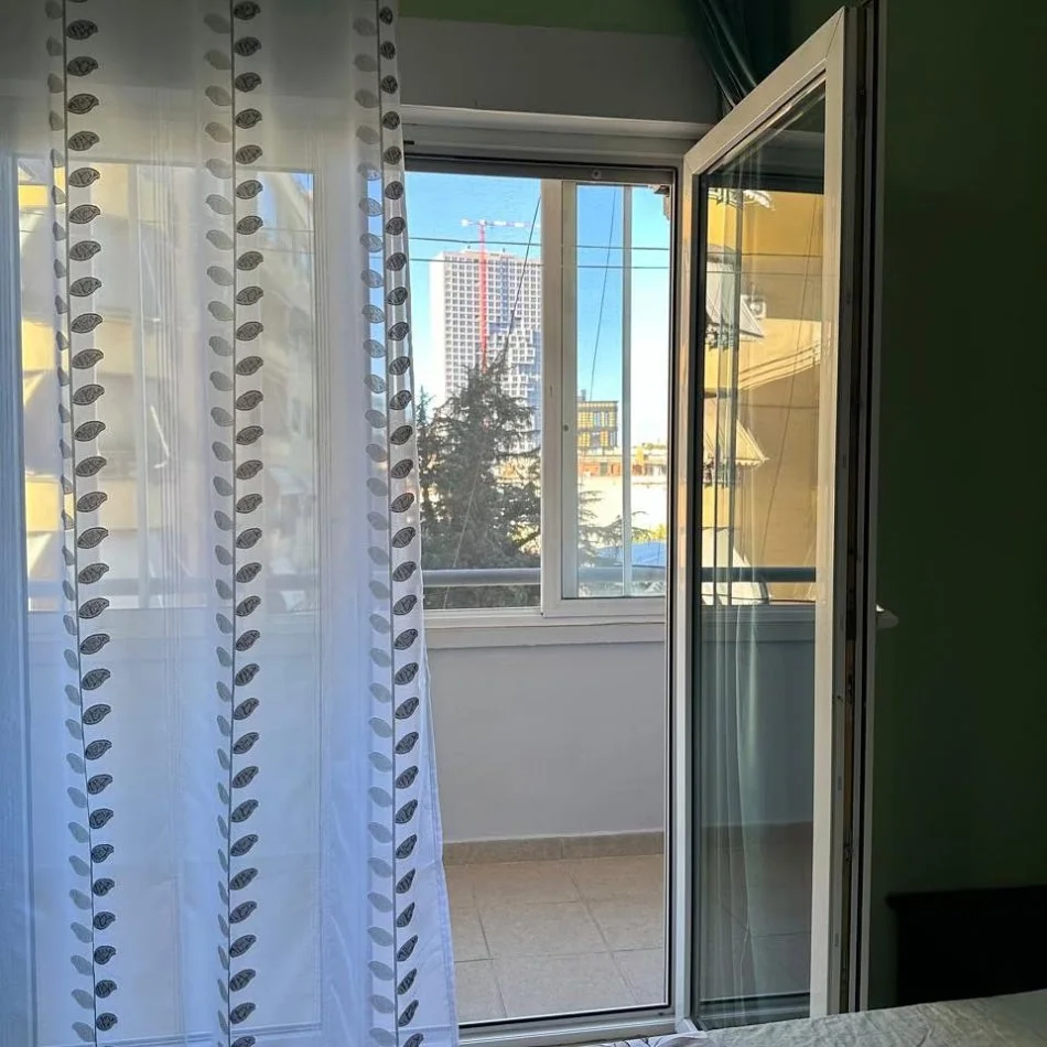 Tirane, jepet me qera apartament 2+1 , (air albania)