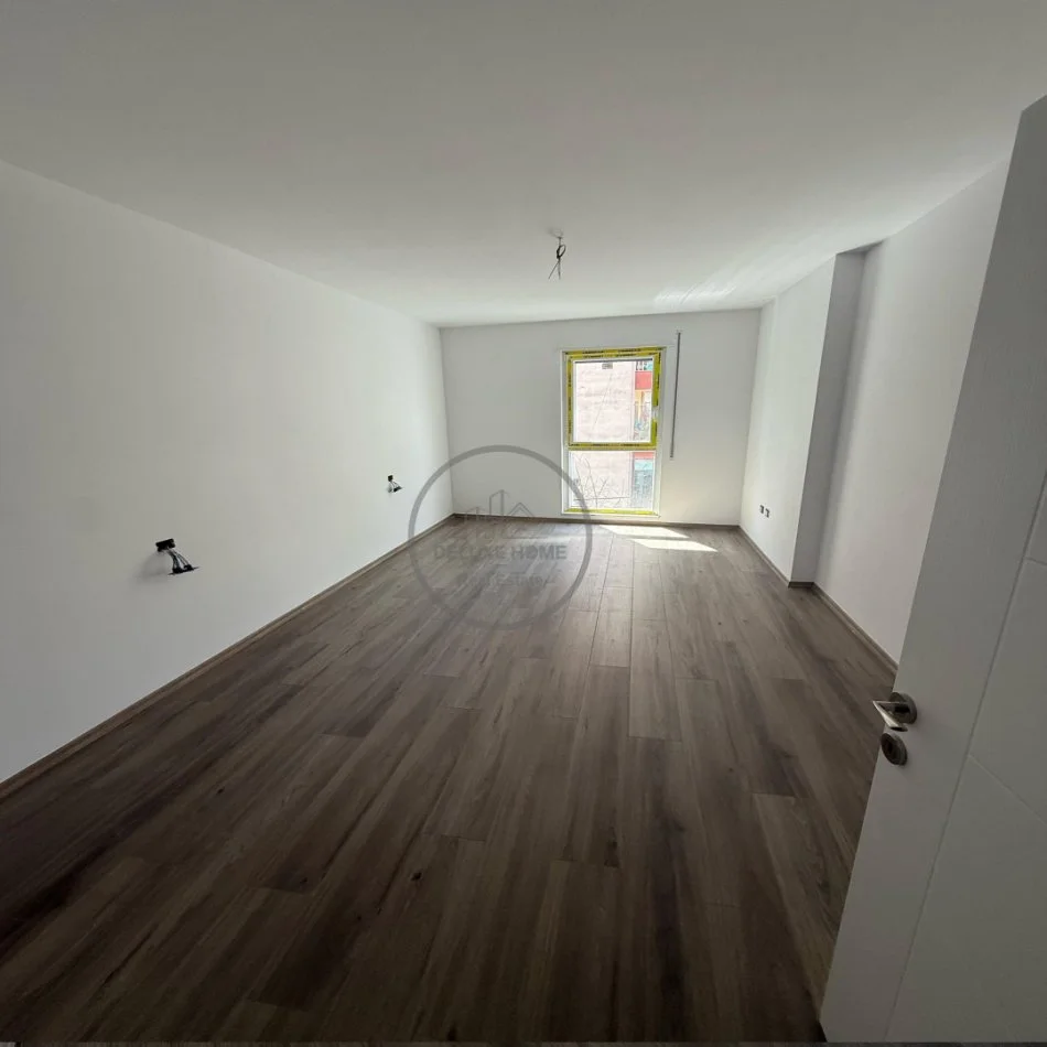 Tirane, shitet apartament 1+1+Ballkon Kati 2, 75 m² 150.000 € (Xhomlliku)