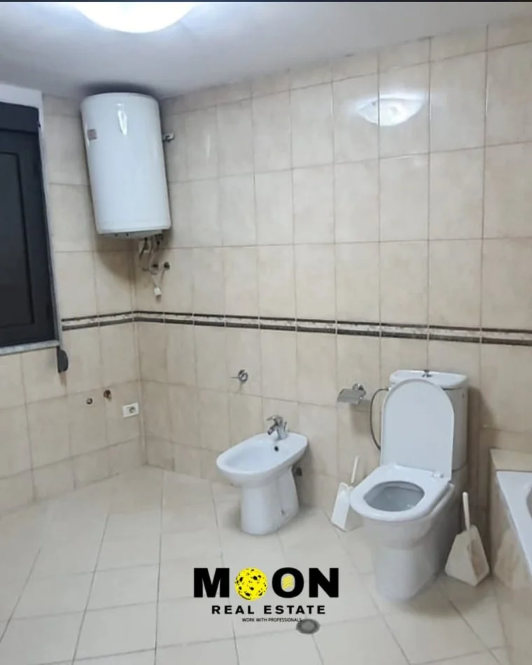 Tirane, jepet me qera zyre Kati 3, 160 m² 1.150 € (QENDER)