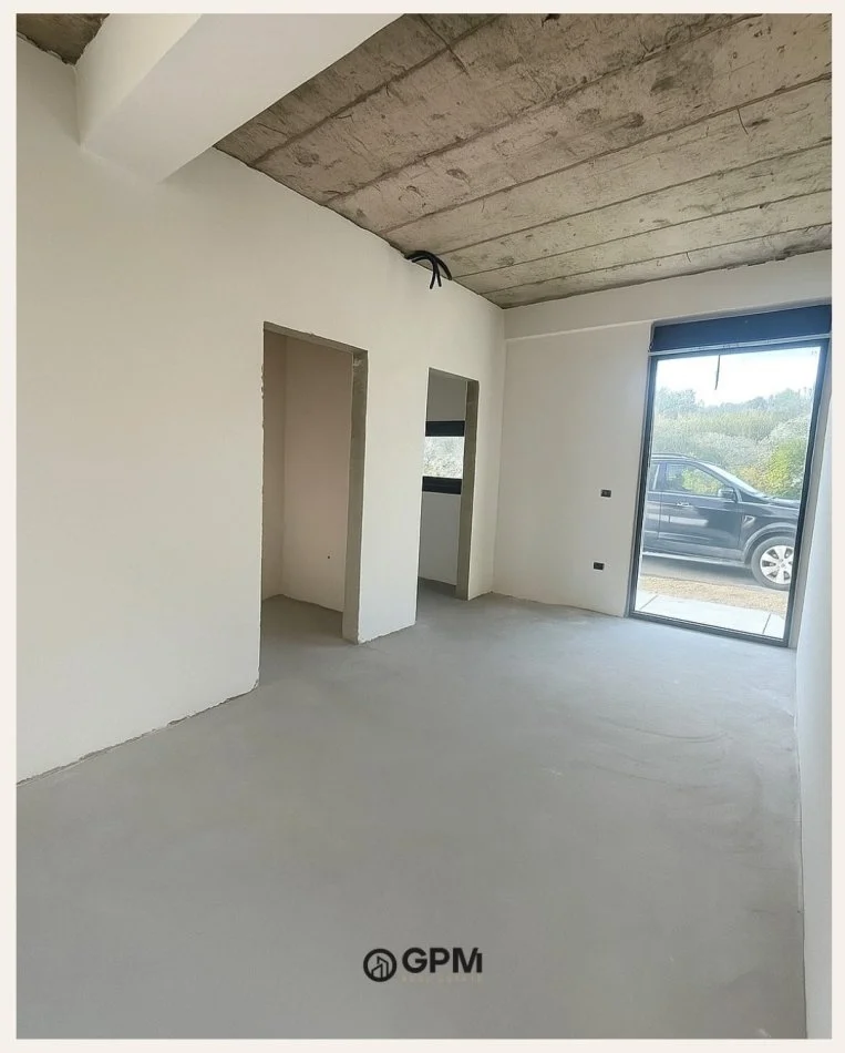 Ofrohet me qira njësi shërbimi + tokë në Berzhitë, buzë aksit kryesor Tiranë–Elbasan (km 15), pranë Palma Nove.