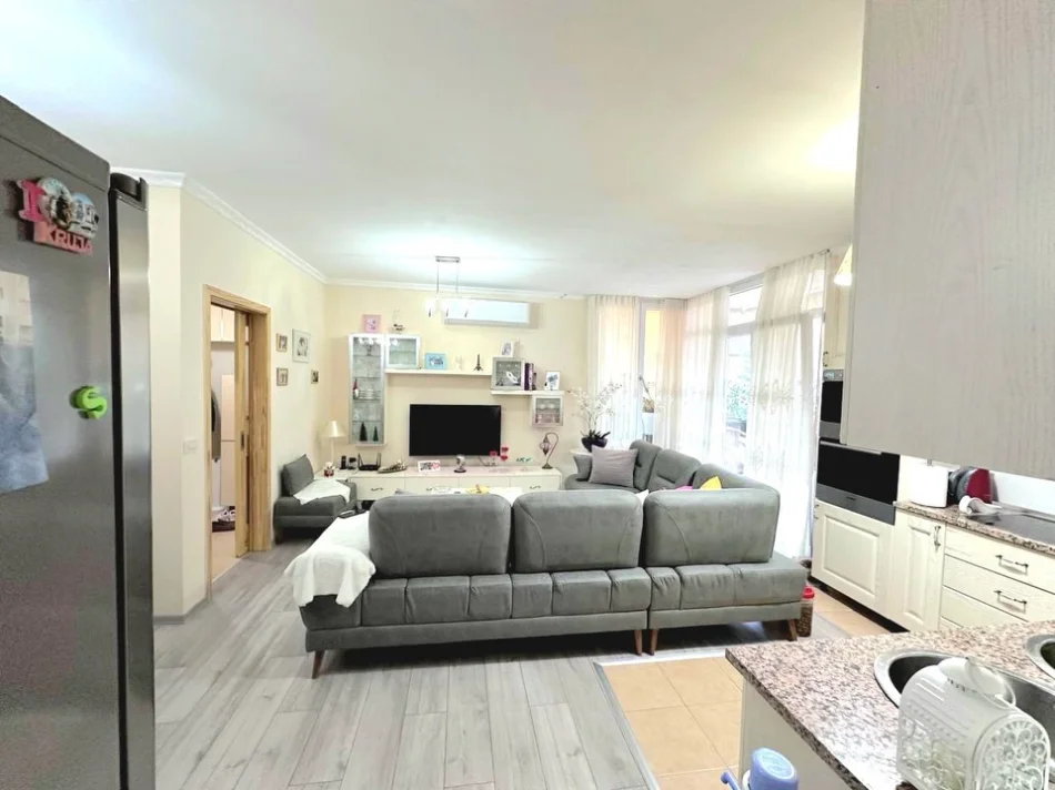 shitet apartament 2+1+2
