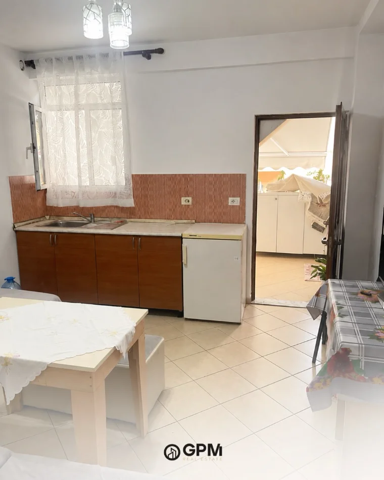 Tirane, jepet me qera apartament 1+1 , 400 € 