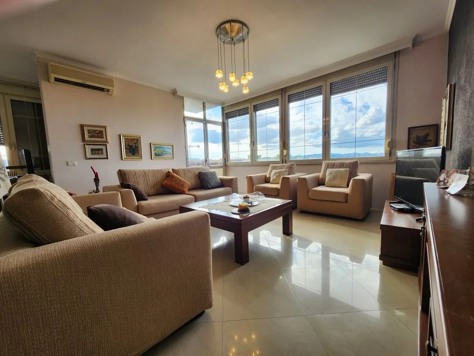 Tirane, jap me qera apartament+verande | Penthouse 2+1+Aneks+Ballkon Kati 12, 150 m² 1.000 € (Zogu i Zi, Sheshi Karl Topia)