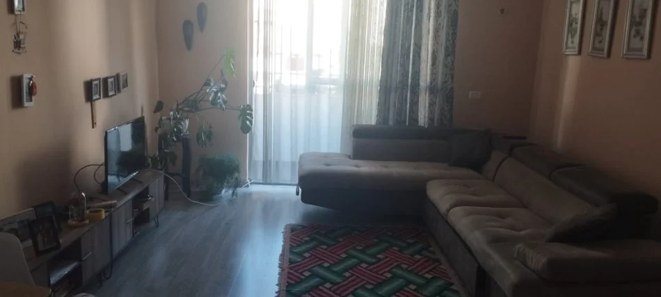 Tirane, jepet me qera apartament 2+1+Ballkon Kati 2, 85 m² 350 € (Misto mame pallatet cabej)