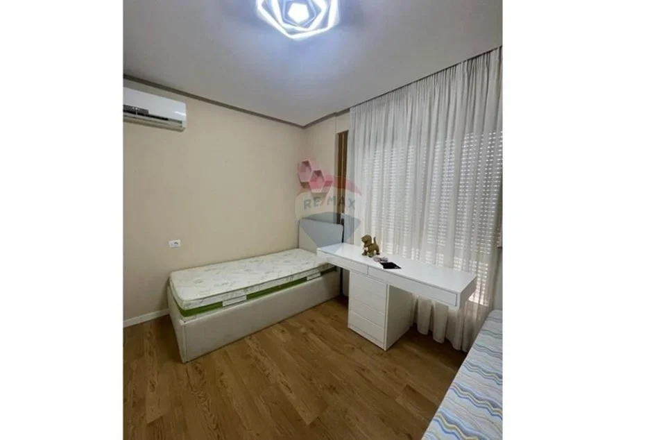 Tirane, jepet me qera apartament 2+1+Aneks+Ballkon Kati 4, 120 m² 800 € (Kompleksi Kontakt)