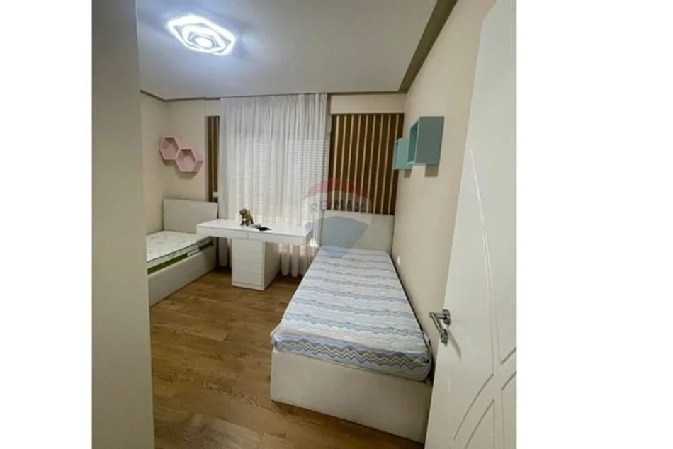 Tirane, jepet me qera apartament 2+1+Aneks+Ballkon Kati 4, 120 m² 800 € (Kompleksi Kontakt)