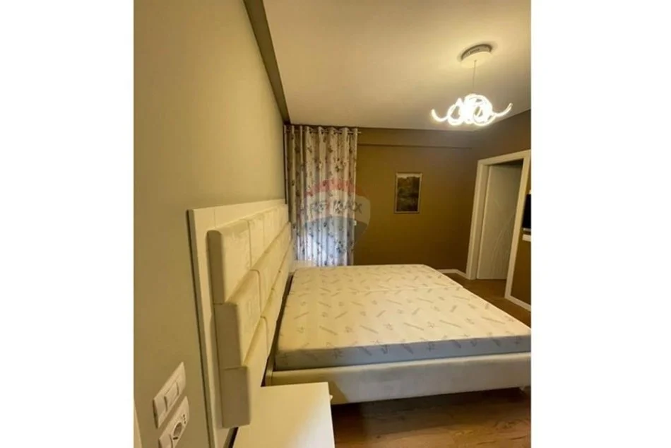 Tirane, jepet me qera apartament 2+1+Aneks+Ballkon Kati 4, 120 m² 800 € (Kompleksi Kontakt)