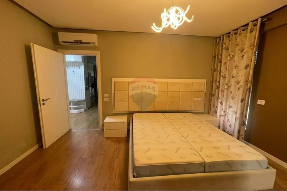 Tirane, jepet me qera apartament 2+1+Aneks+Ballkon Kati 4, 120 m² 800 € (Kompleksi Kontakt)