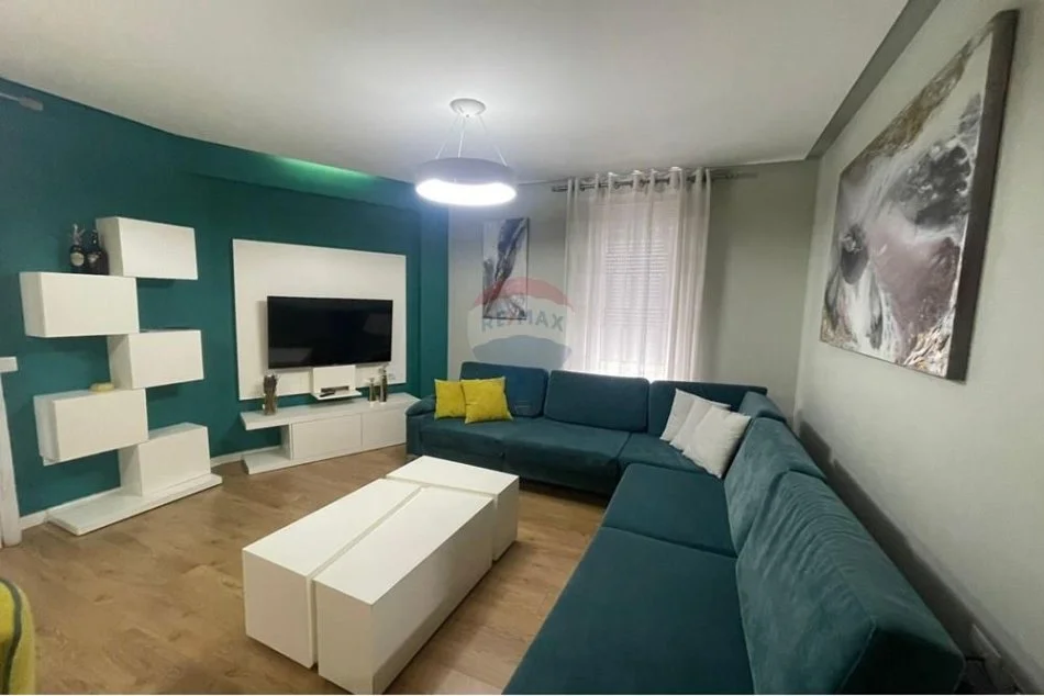 Tirane, jepet me qera apartament 2+1+Aneks+Ballkon Kati 4, 120 m² 800 € (Kompleksi Kontakt)